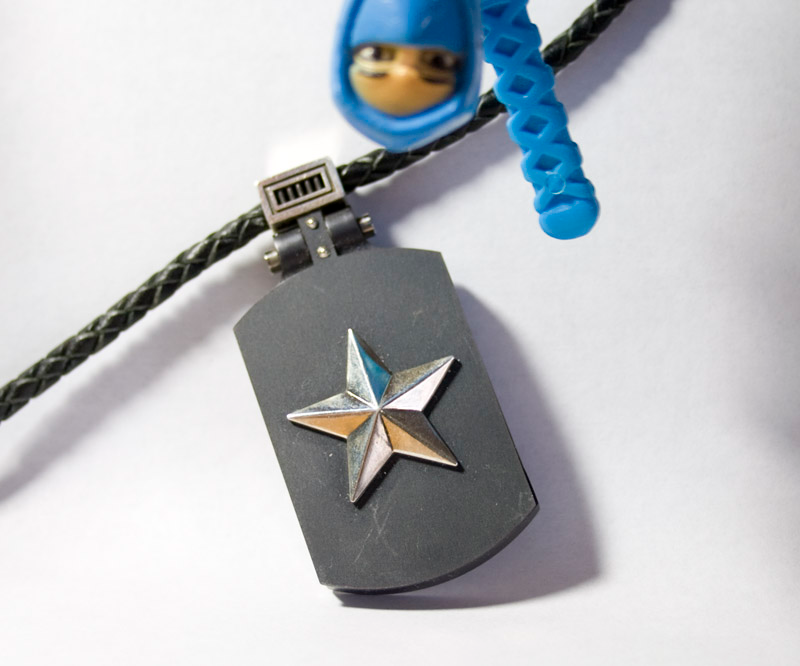Illustration for article titled Lightning Review: Olinari Dog Tags Hold, Secure Your Flash Memory
